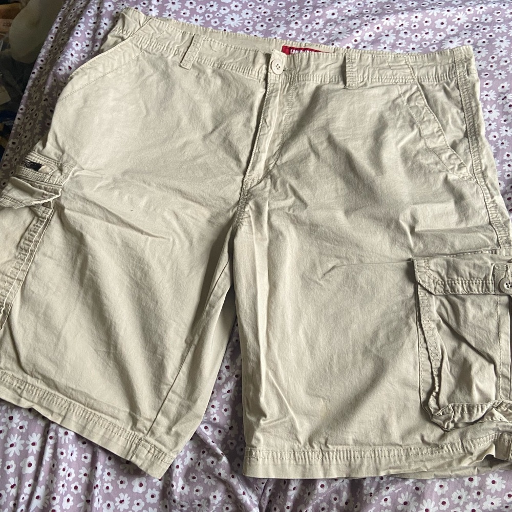 Men’s khaki cargo shorts